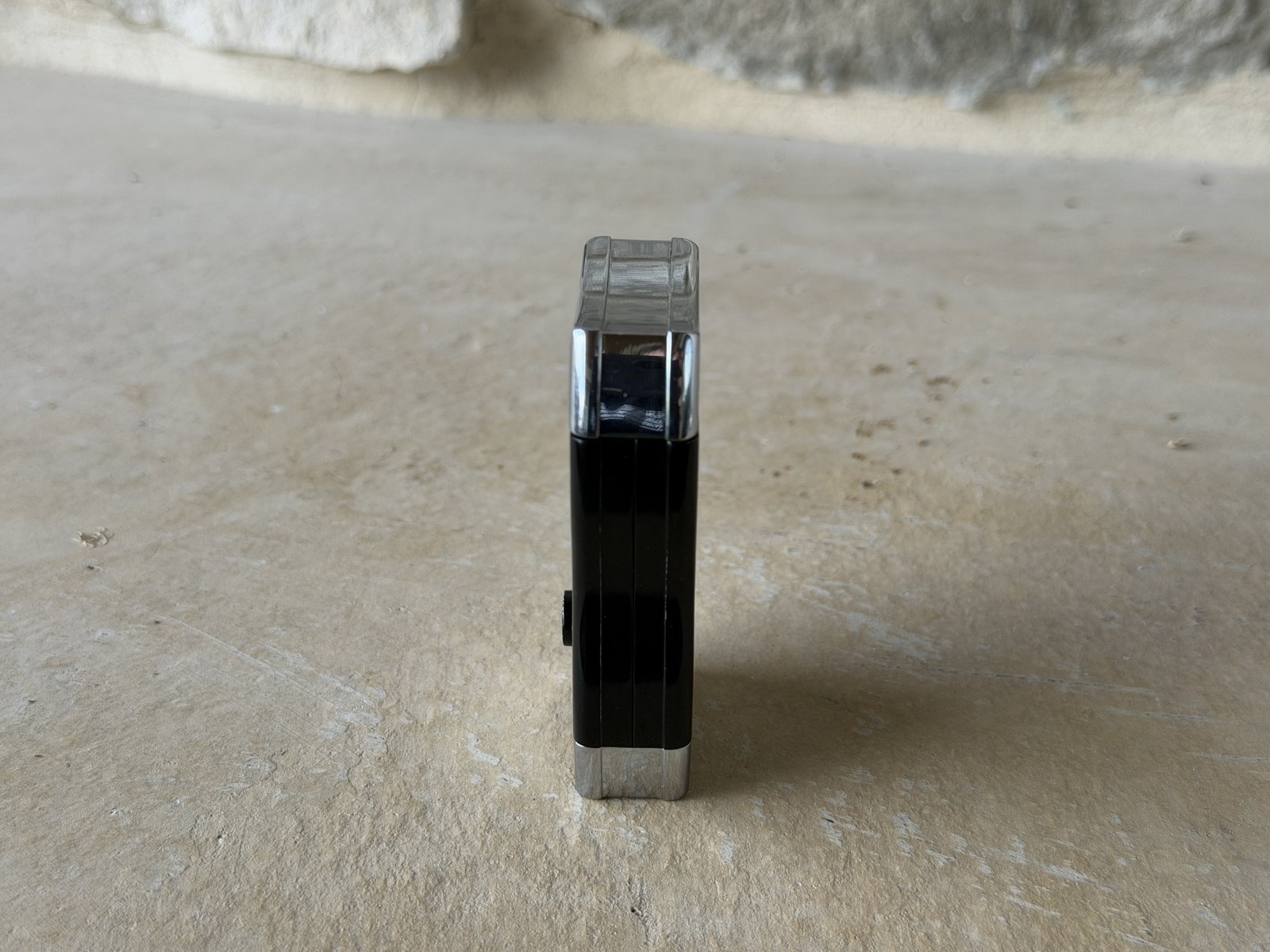 Edge-on profile of the closed Colibri SV-Cut showing the thickness of the double-blade body