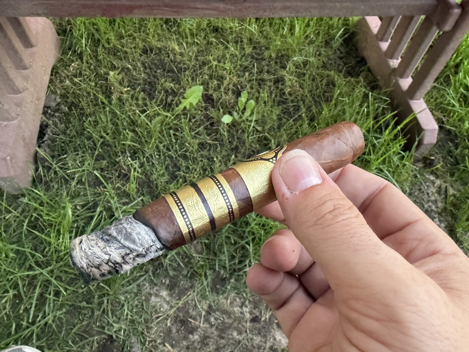 Lit Mil Días Maduro into the second third, uneven burn line and grey ash, band still on