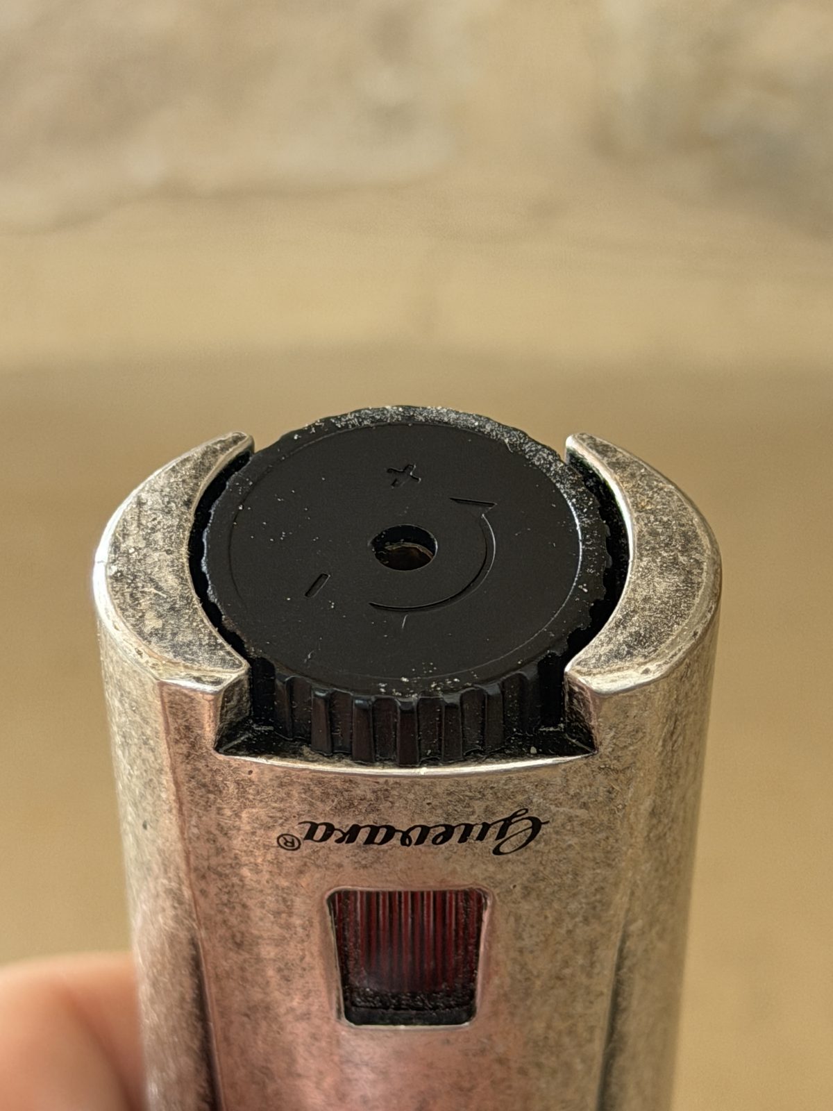 Bottom of the Guevara Lux lighter showing the large black fuel adjustment dial