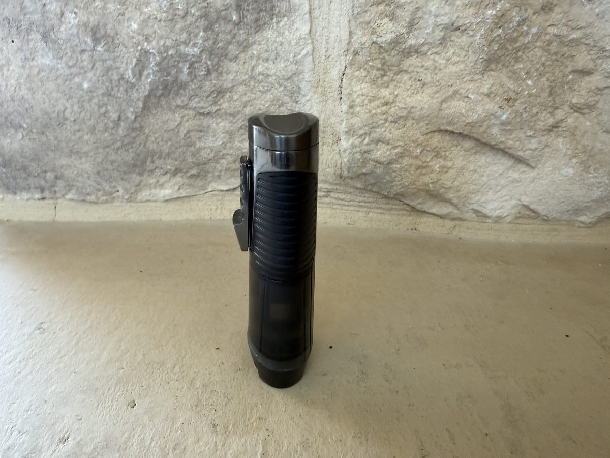 Slim edge-on profile of the closed Jetline Rubanno showing the low-set ignition lever and how thin the lighter is