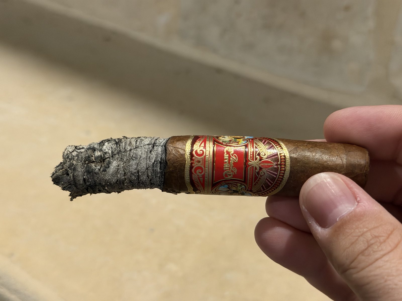 La Historia Silk with a tight stacked gray ash in the second third, main band still on