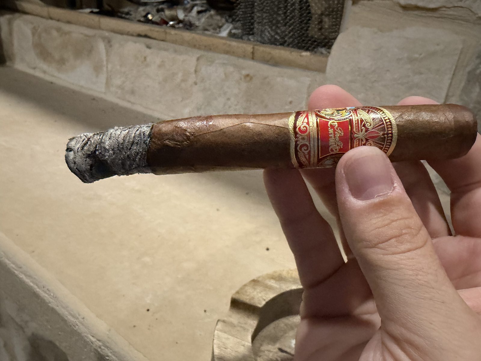La Historia Silk at the end of the first third with a crooked but holding ash showing dark spots from touch-ups