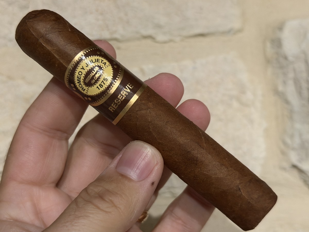 Romeo y Julieta Habana Reserve Robusto unlit in hand, clean chocolatey brown wrapper with the gold and black Reserve band