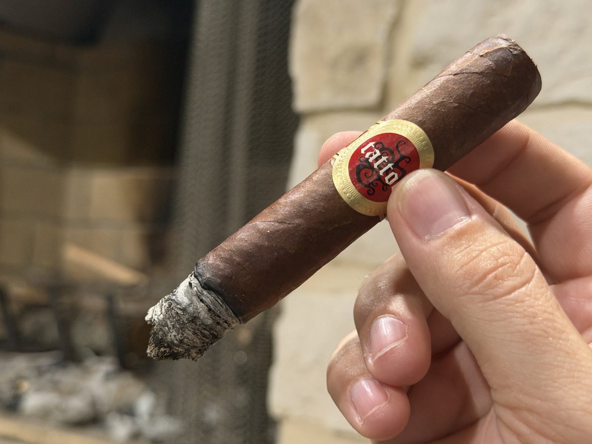 Close-up of the Tatuaje Tattoo Universo burn line running uneven with a short grey ash