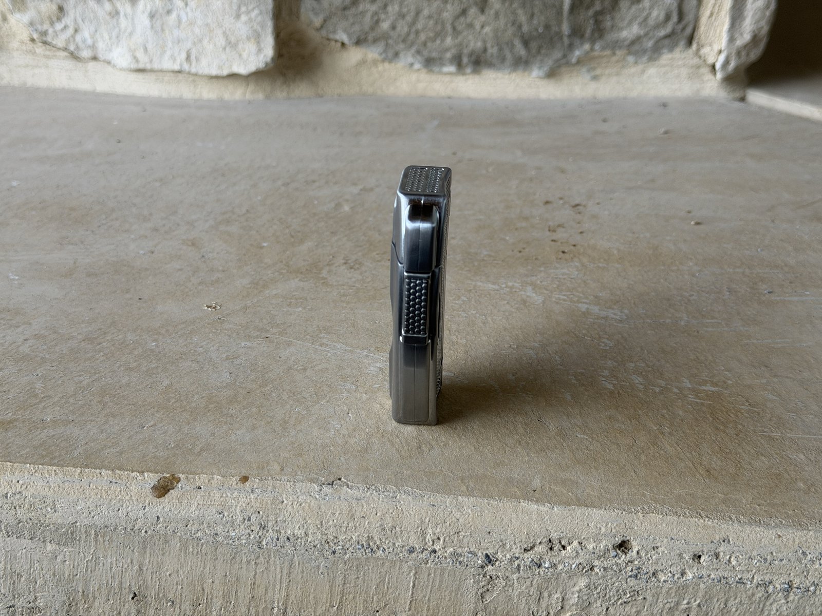 Edge-on profile of the closed Xikar VX2 standing upright, showing the slim body and side release